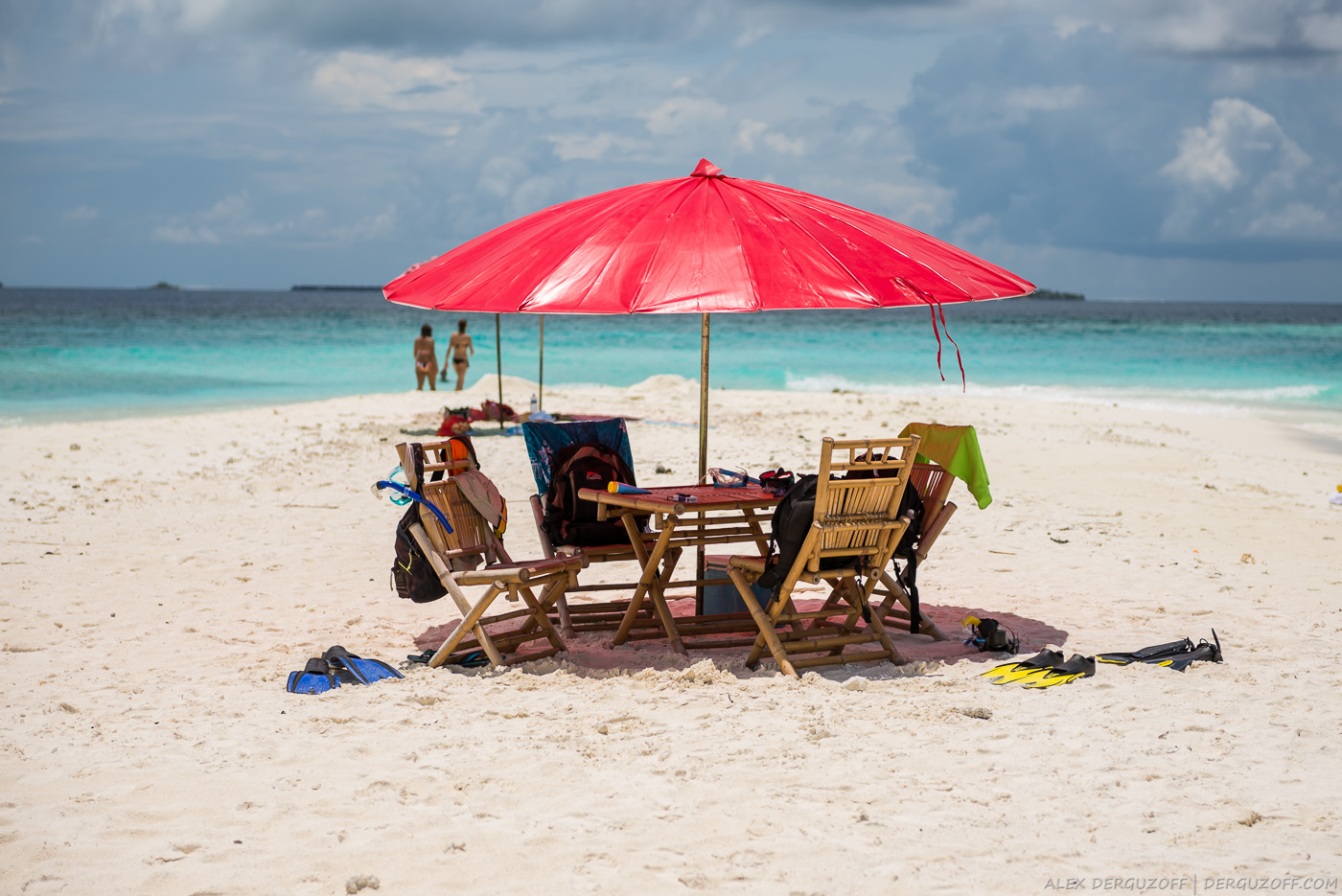 Зонт на пляже Мальдивы