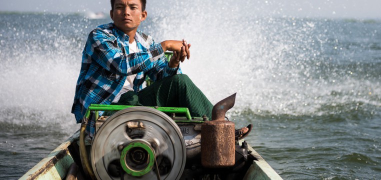 Лодочник за рулем Мьянма озеро Инле