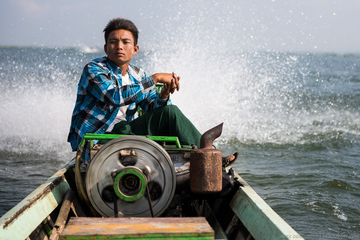 Лодочник за рулем Мьянма озеро Инле