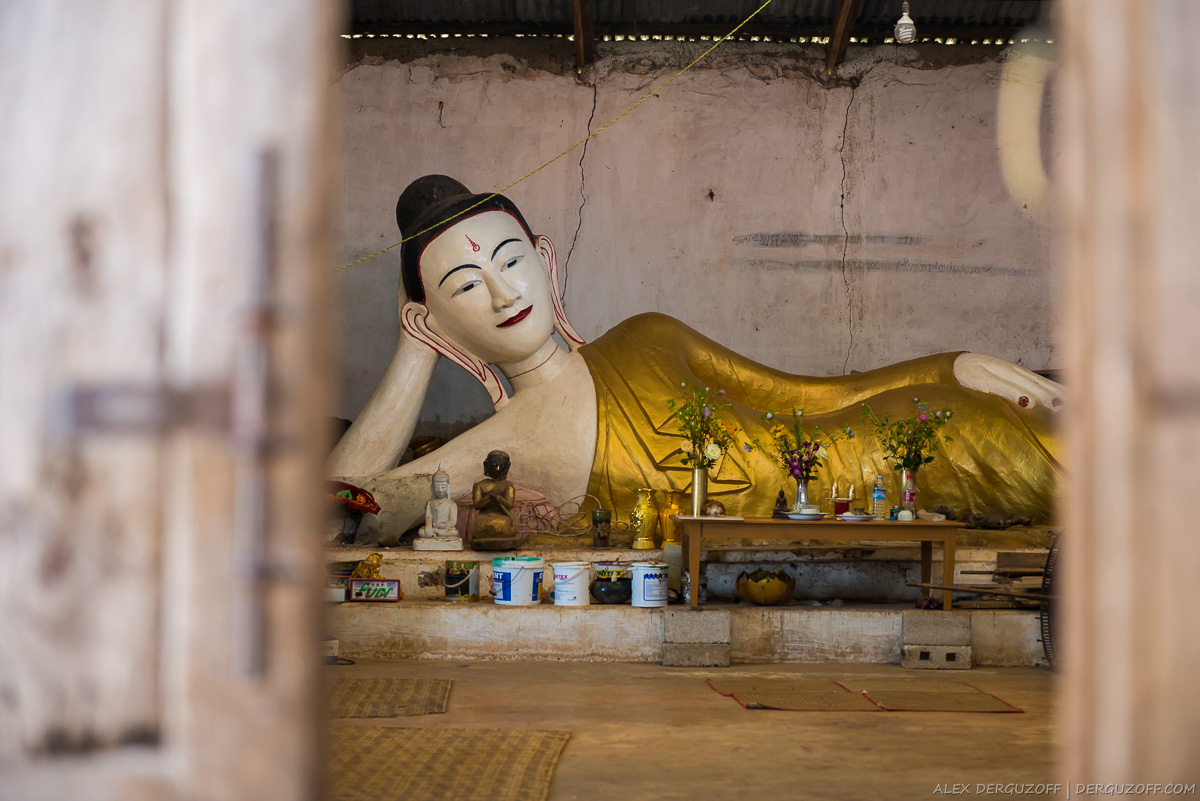 Статуя лежащего Будды