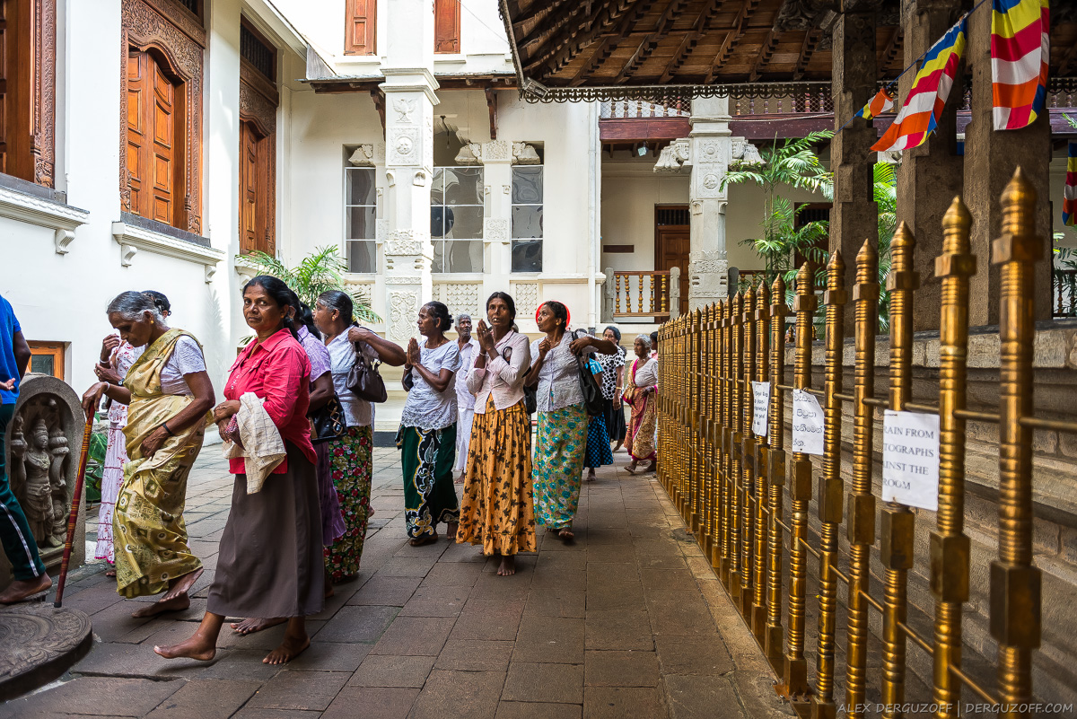 Внутрений двор храма зуба Будды Шри-Ланка Канди